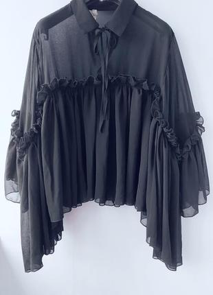 Блуза с воланами оригинального кроя черная