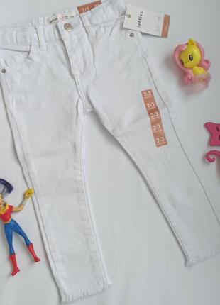 Белые узкие джинсы на девочку фирмы lefties на 4-5 лет, 110 см