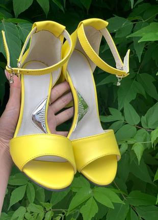 Кожаные сочные босоножки желтого цвета на каблуке2 фото