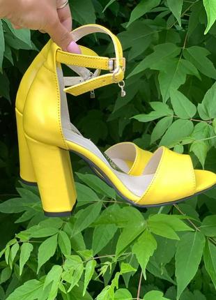Кожаные сочные босоножки желтого цвета на каблуке1 фото