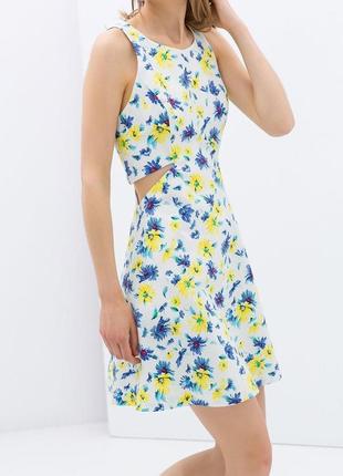 Яркое летнее короткое платье с вырезами на талии и карманами в цветочный принт