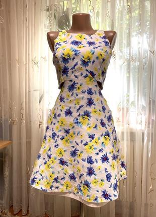 Яркое летнее короткое платье с вырезами на талии и карманами в цветочный принт2 фото