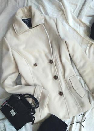 Стильное теплое укороченное пальто белого цвета3 фото