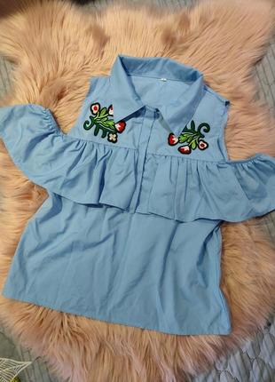 Стильная рубашка с вышивкой и открытыми плечами