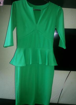 Красивое зеленого цвета платье