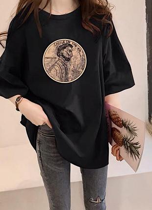 Чёрная футболка с принтом-монеты