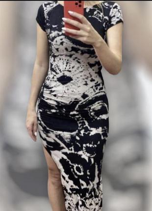 Длинное ассиметричное платье с вырезом на ноге1 фото
