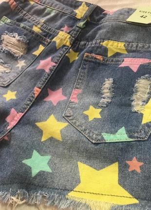 Короткие джинсовые шорты яркие звёзды, потертости, рваные5 фото