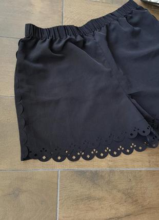 Легкие чорные шорты с перфорацыей2 фото