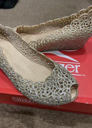 Золотые силиконовые босоножки на танкетке