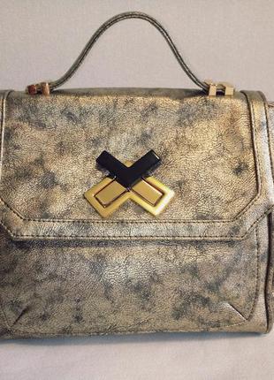 Золотистая сумка в форме трапеции deux lux с механической застёжкой