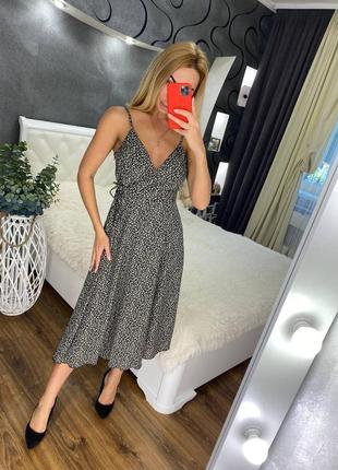 Сукню декольте