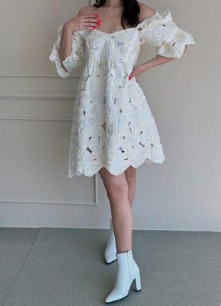 Шикарне біле плаття з перфорацією об'ємні приспущені рукава
