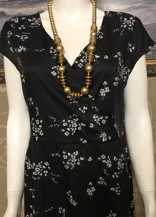 Дуже красиве і стильне довге плаття в кольорах.