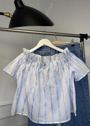 Хлопковая белая блузка в голубую полоску с открытыми плечами