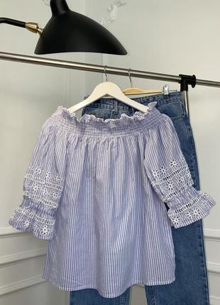 Хлопковая блузка с открытыми плечами с ажурной вышивкой