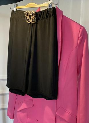 Чёрные узкие шорты завышенная талия