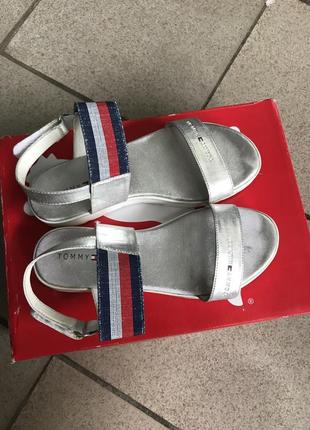 Tommy hilfiger босоніжки 34 розмір