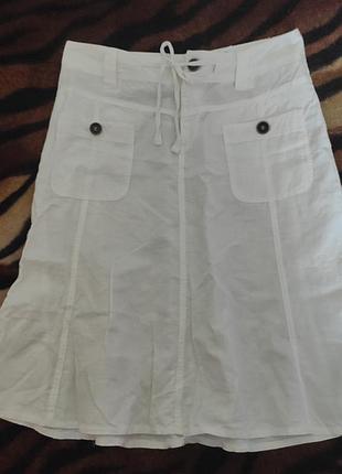 Белая льняная юбка с карманами спереди
