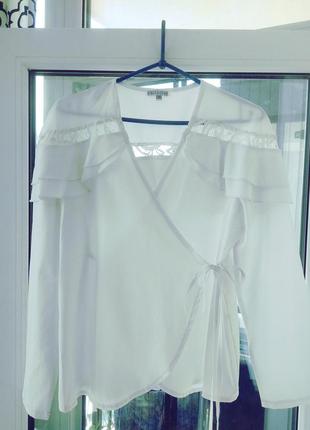 Блузка з воланами на запах