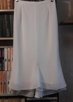 Белая длинная юбка-годе
