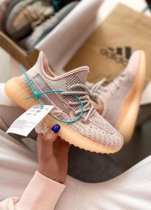 Замечательные женские кроссовки adidas yeezy boost v2 серо-розовые пудровые