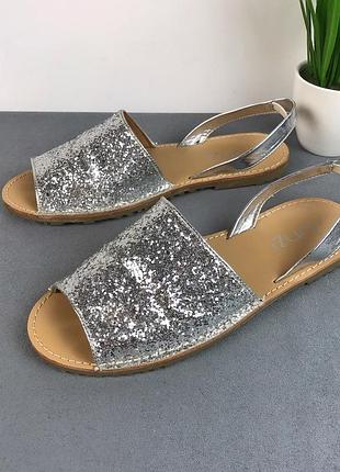 Менорки босоножки серебристые linzi