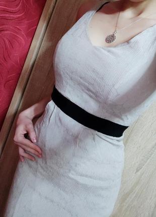 Елегантне плаття-футляр c вирізом, розмір s