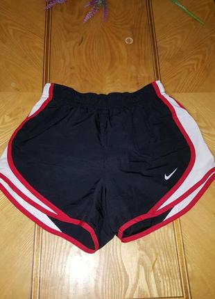 Спортивные шорты