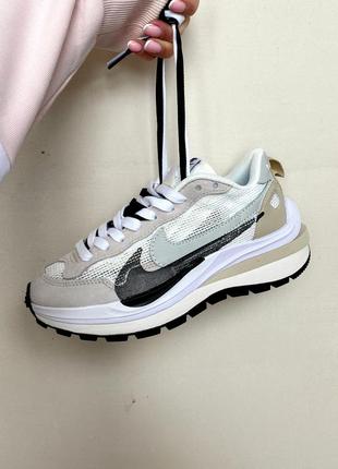 Классные женские кроссовки унисекс nike vaporwaffle sport fuschia x sacai белые с бежевым