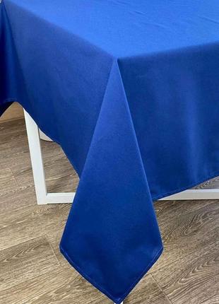 Красива ошатна синя скатертину на стіл