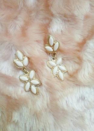 Серьги висюльки листья цветы пудровые длинные
