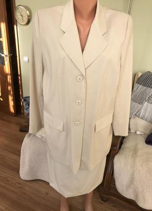 Ванильного цвета костюм германия