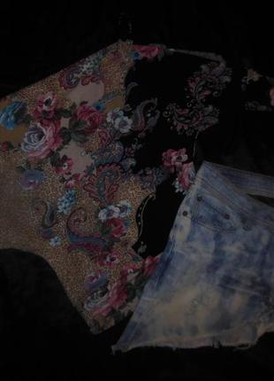 Рваные шорты.