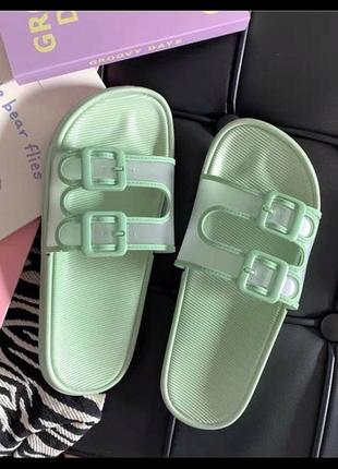 Шльопанці жіночі зеленого кольору/ тренд літа-2021