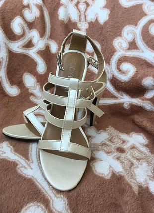 Босоножки на каблуке