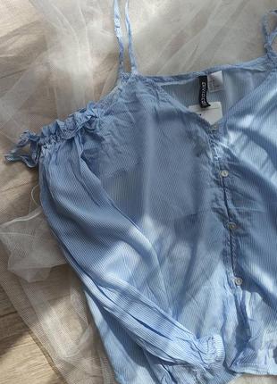 H&m
голубенька блуза у дрібну полоску2 фото