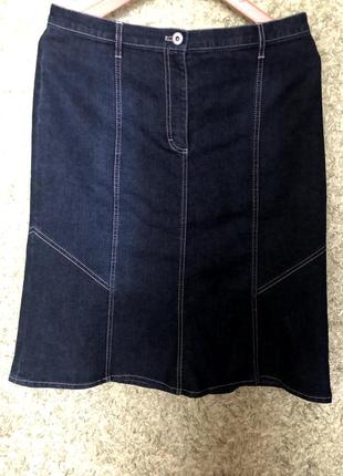 Жіноча джинсова спідниця міді.