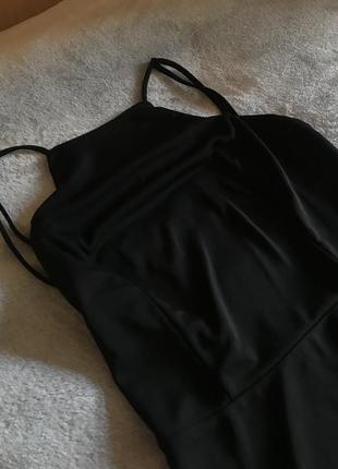 Чёрное платье с вырезом; s-m2 фото