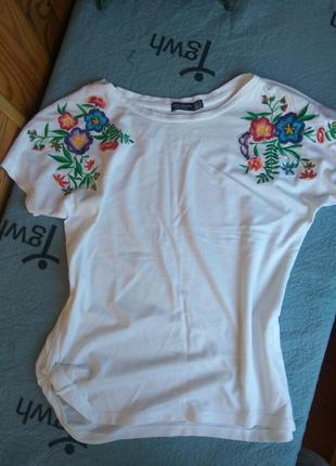 Белая вышитая футболка, вышиванка, футболка с вышитыми цветами bershka2 фото