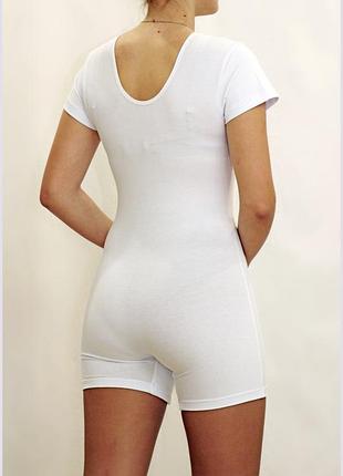 Комбинезон с шортами.