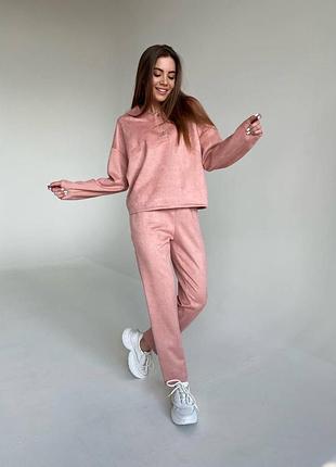 Стильный костюм из замши
