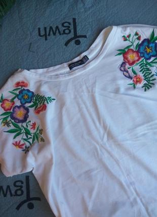 Белая вышитая футболка, вышиванка, футболка с вышитыми цветами bershka3 фото
