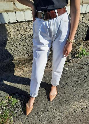 Белые джинсы levis