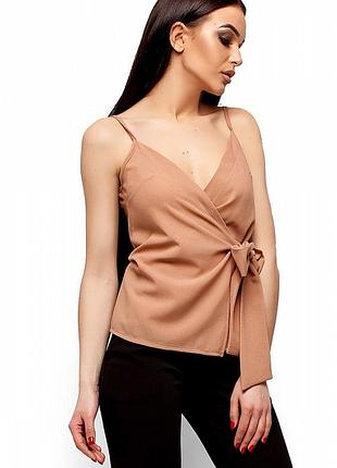 Блуза з глибоким декольте