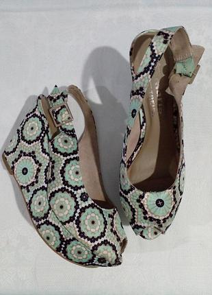 Симпатичні босоніжки