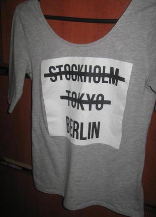 Топ з принтом відкриті плечі сіро-білий