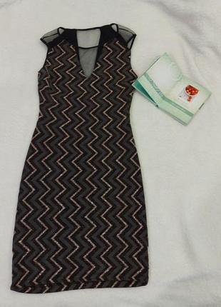 Дуже красиве турецьке вбрання ,що красиво сітка виділяє груди і спину .