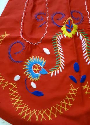 Червоний фартух з вишивкою в етно стилі2 фото