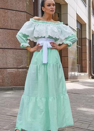 Длинное нежное мятное роскошное нарядное платье с перфорацией с открытыми плечами1 фото